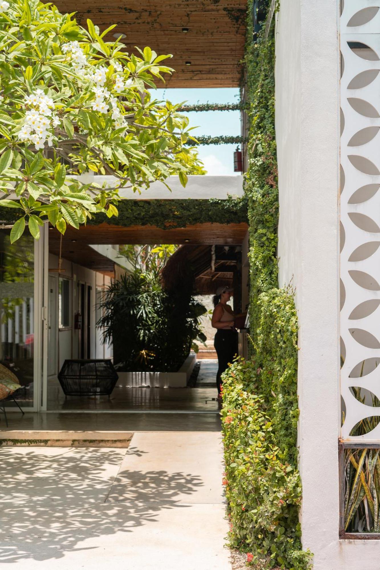 Agam Hotel Бакалар Екстериор снимка
